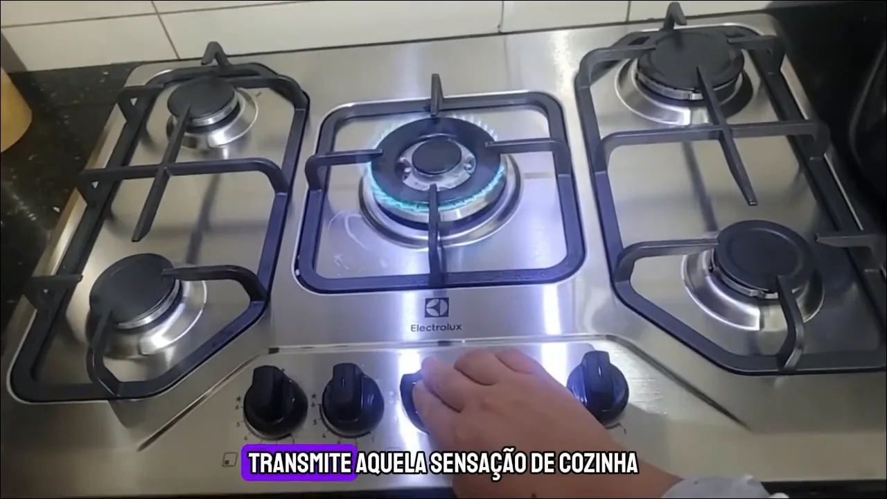 Queimador central do cooktop Electrolux aceso com chama azul em funcionamento