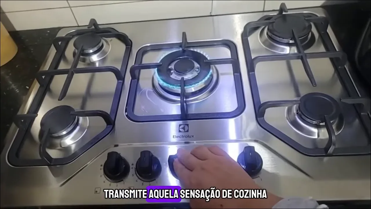 Acendimento e ajuste da chama no queimador do cooktop Electrolux