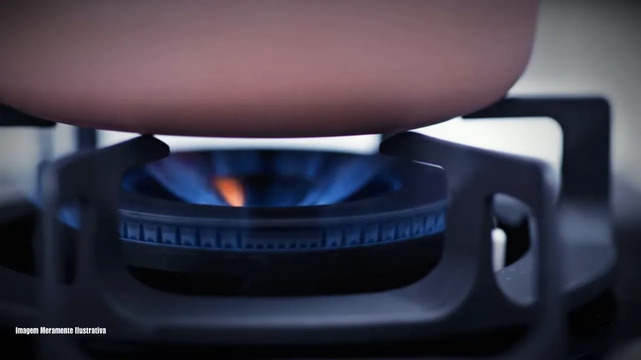 Panela sobre a trempe com queimador aceso em fogo contínuo