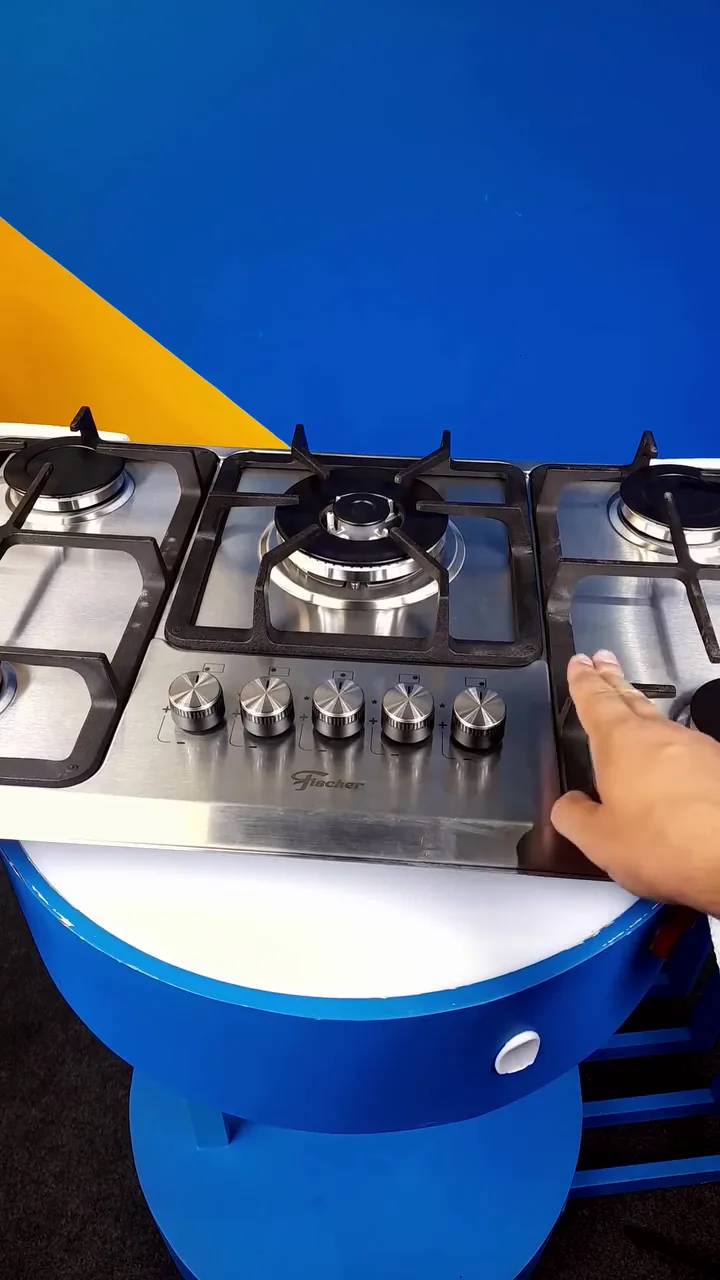 Trempes duplas de ferro fundido sobre a mesa inox