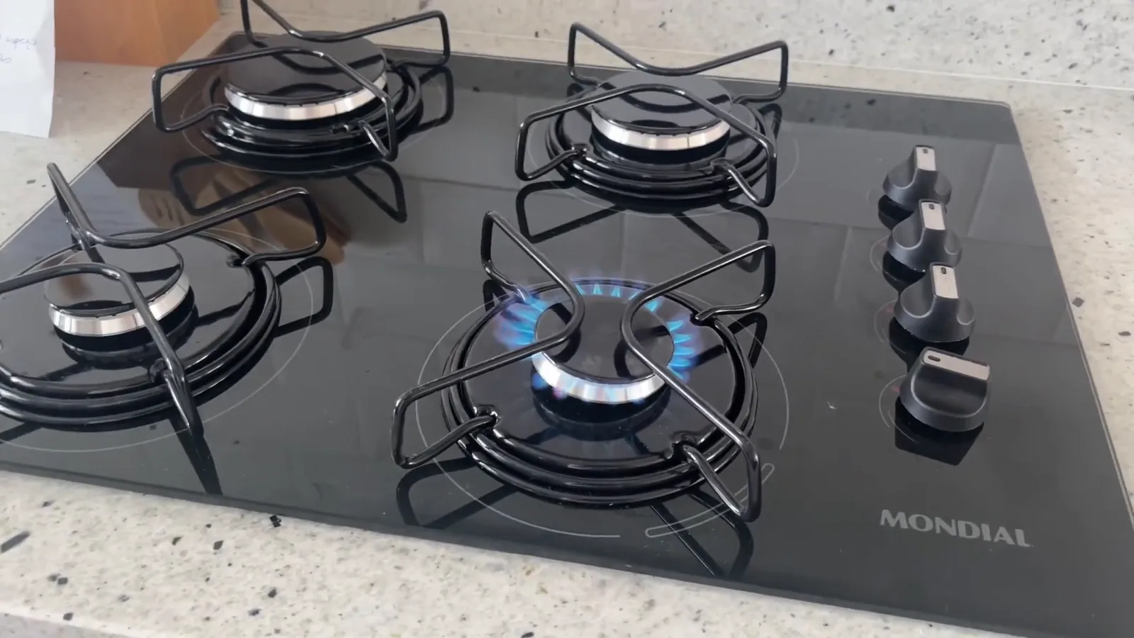 Queimador aceso com chama azul no cooktop Mondial