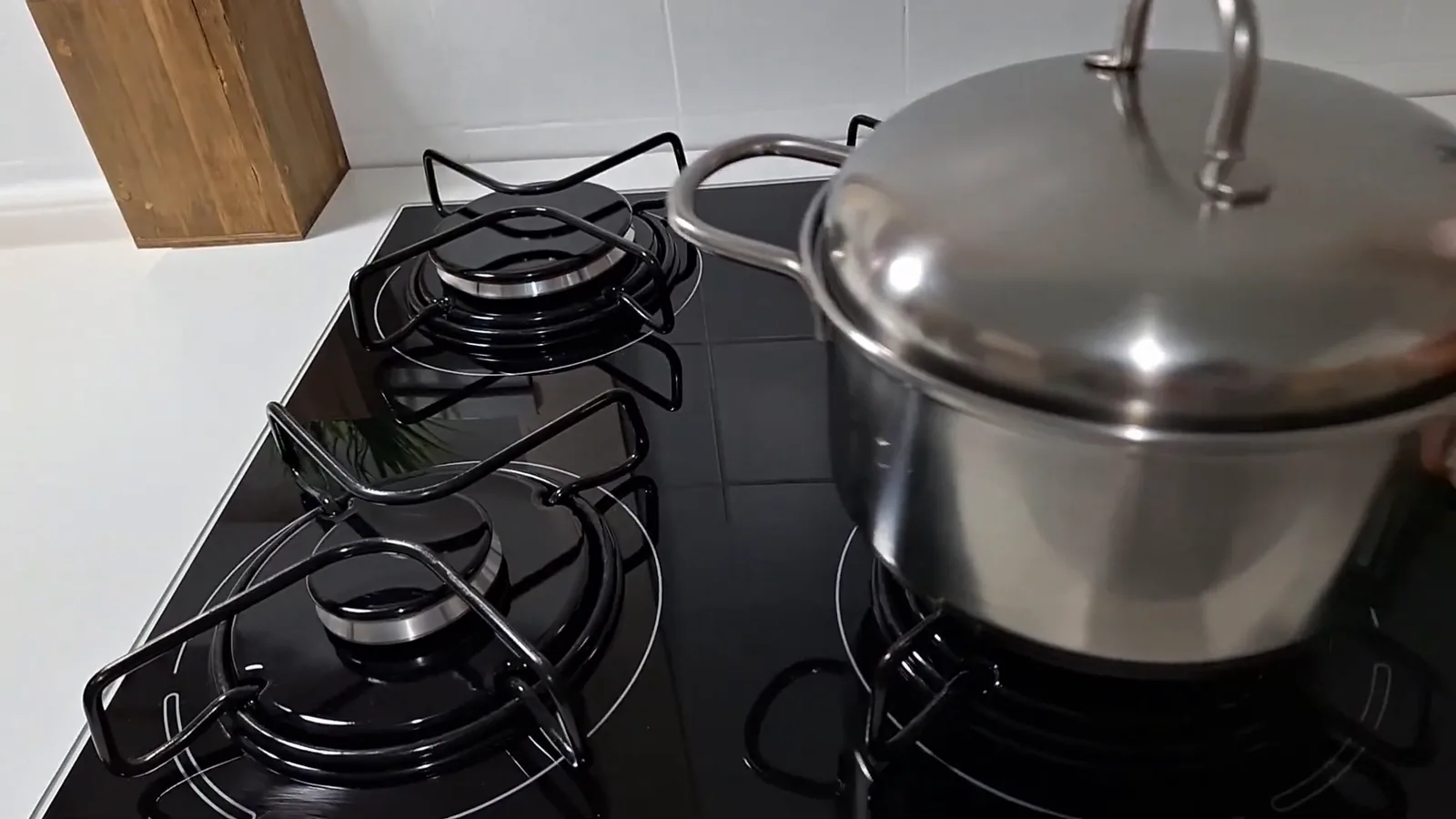 Panela de inox de tamanho médio apoiada sobre o queimador