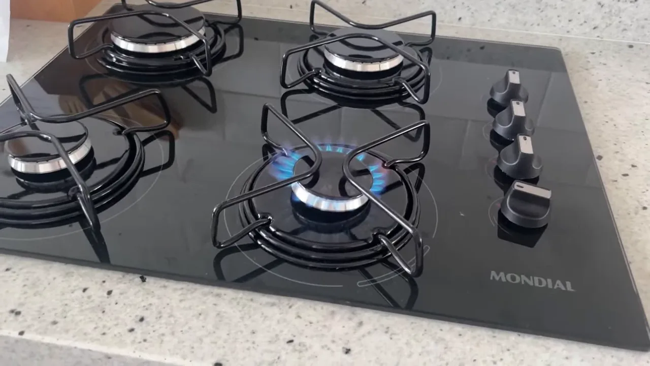 Acendimento superautomático e chama acesa no cooktop Mondial