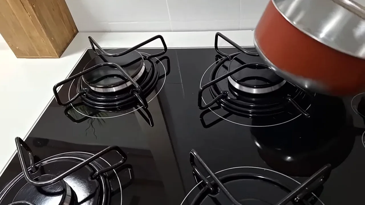 Teste de estabilidade demonstrando inclinação de panela leve nas grades