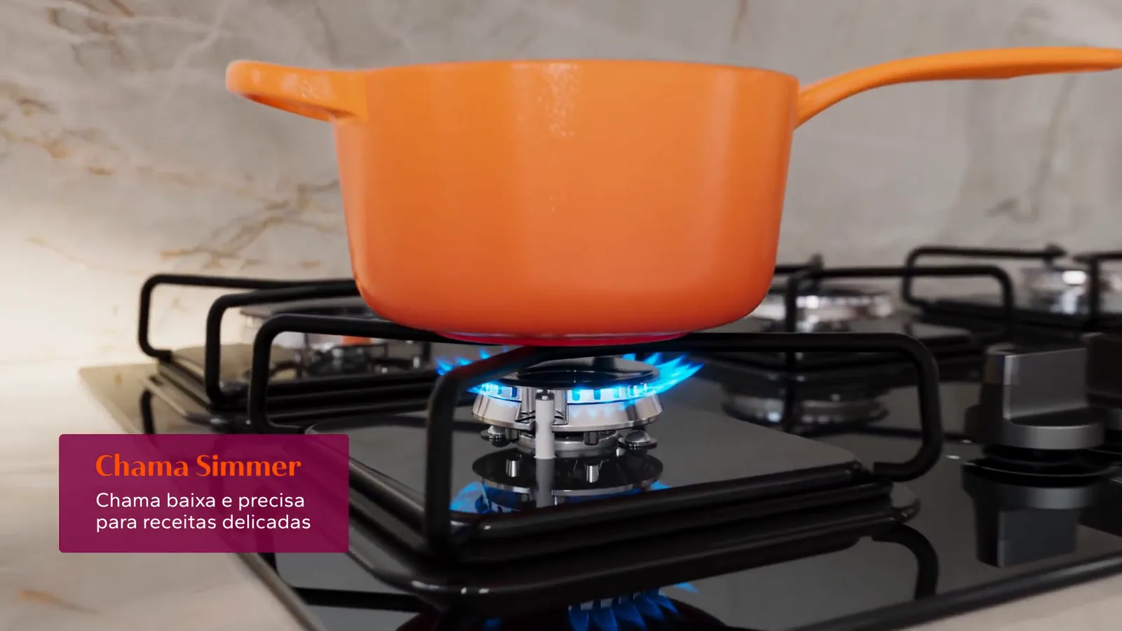 Panela aquecendo sobre a chama Simmer do cooktop Brastemp