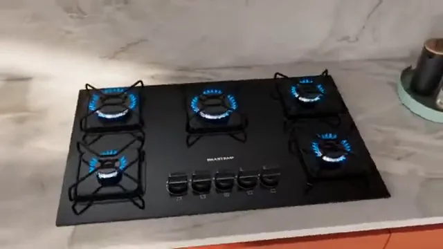 Cinco queimadores acesos simultaneamente no cooktop de vidro Brastemp