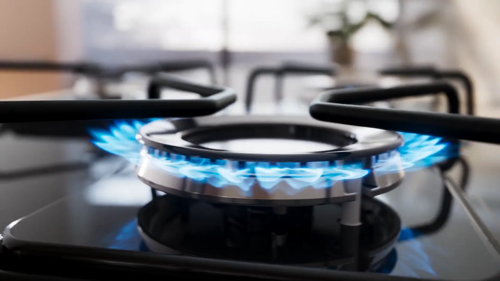 Queimador com chama azul em funcionamento no cooktop Brastemp