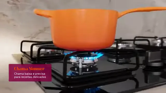 Panela aquecendo sobre a chama Simmer do cooktop Brastemp