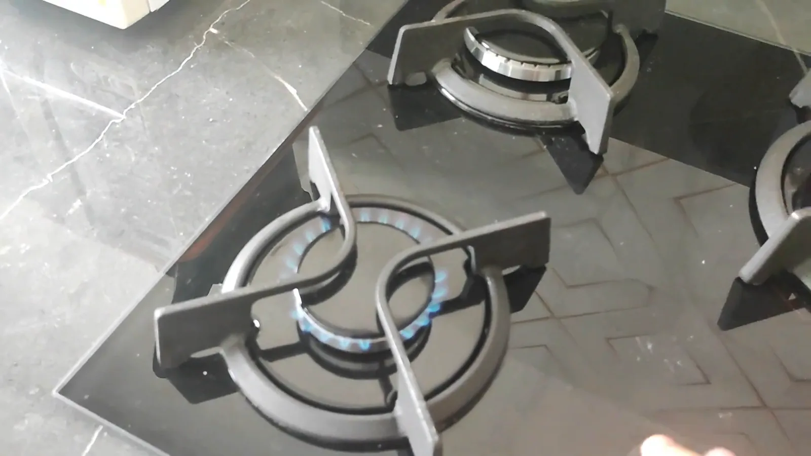 Queimador com chama azul em funcionamento no cooktop Dako Supreme