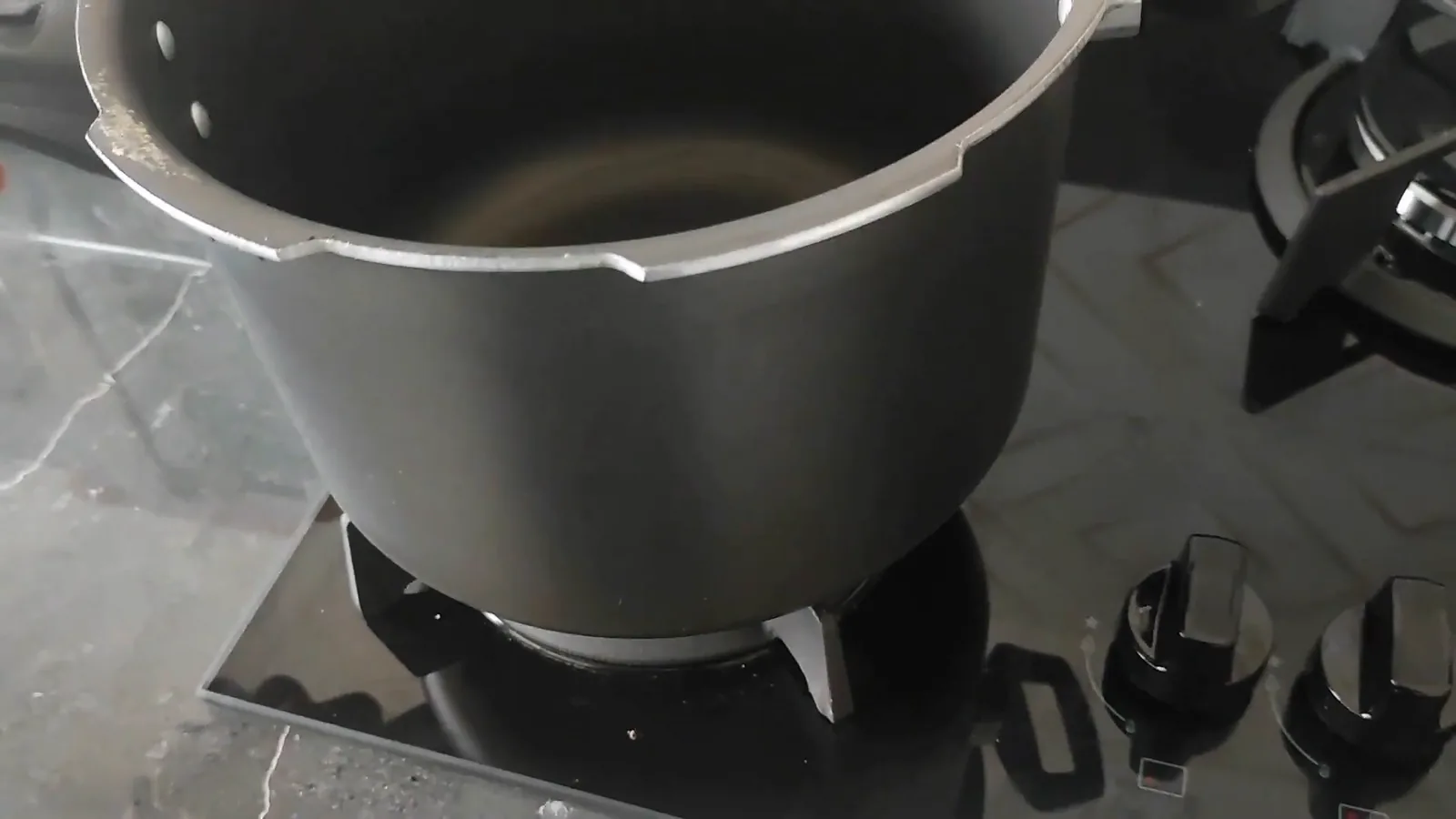 Teste de estabilidade com panela apoiada no queimador do cooktop