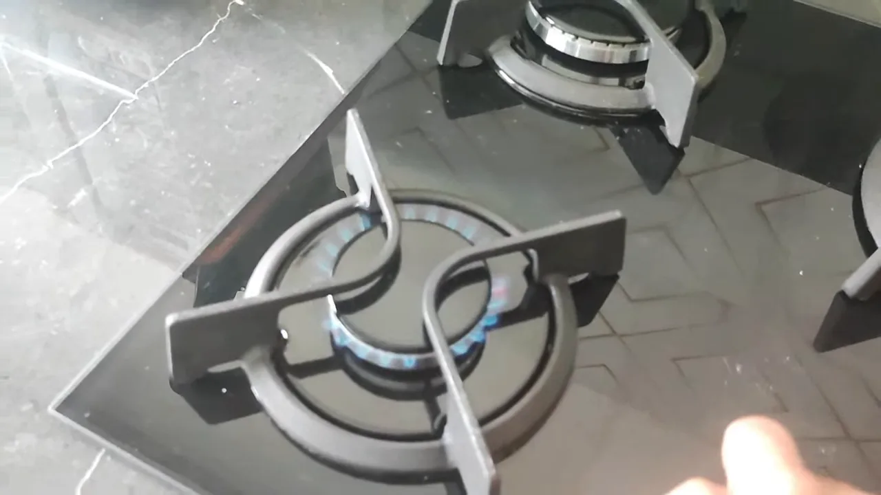 Acendimento automático do queimador gerando chama no cooktop a gás
