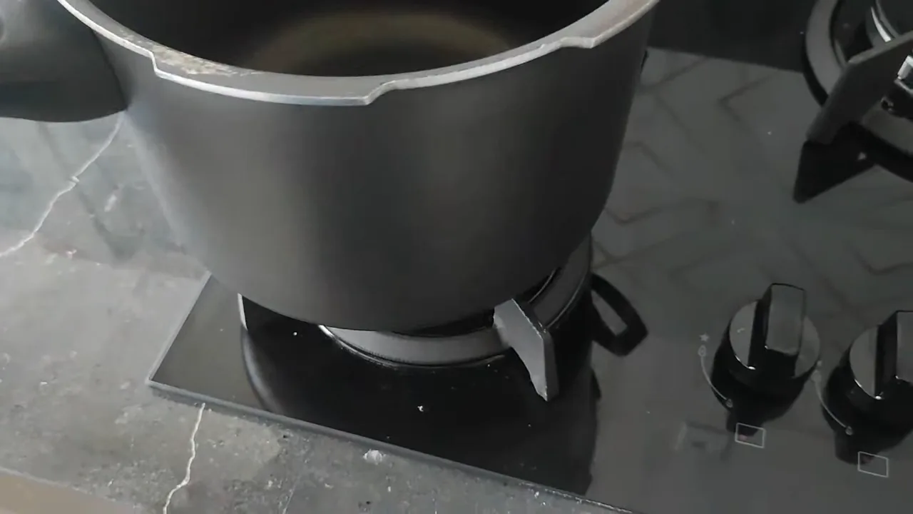 Teste de firmeza e estabilidade da panela sobre a trempe