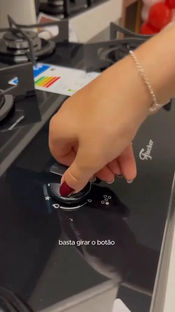 Acendimento superautomático sendo acionado no botão do cooktop Fischer