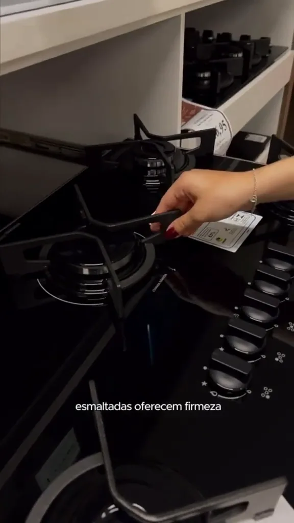 Trempe individual de ferro fundido esmaltado sendo retirada para limpeza