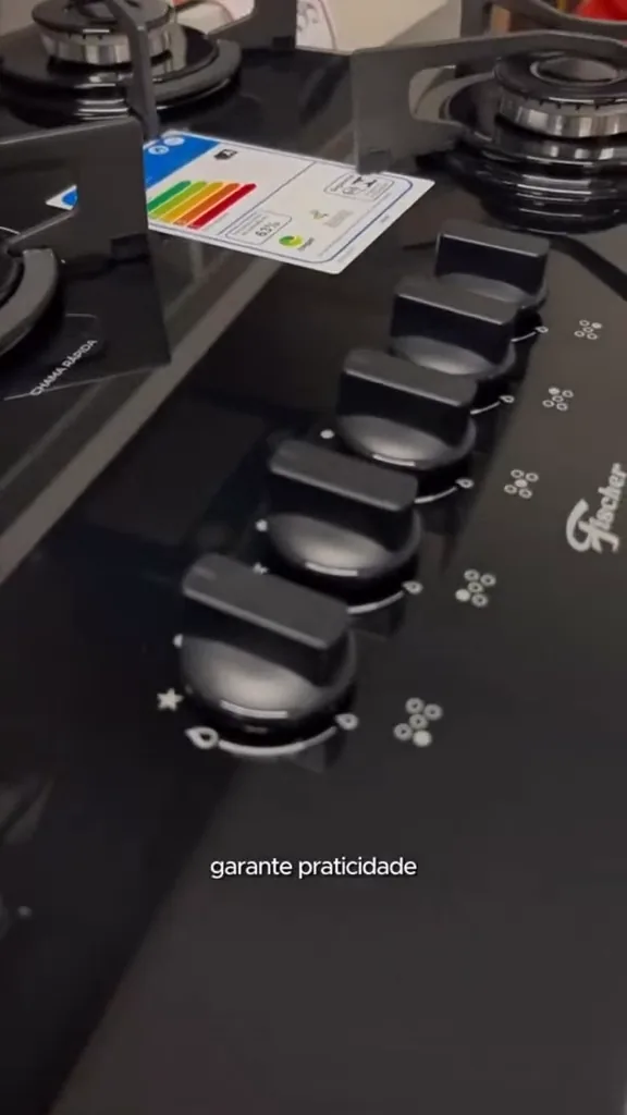 Acionamento do botão com acendimento superautomático no cooktop Fischer