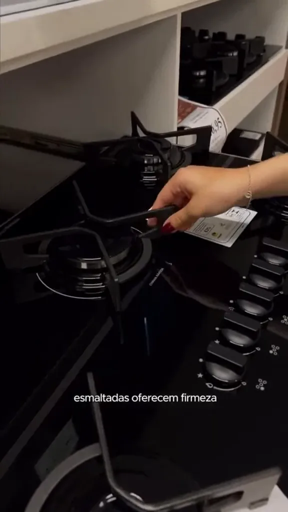 Remoção da trempe de ferro fundido esmaltada do cooktop Fischer