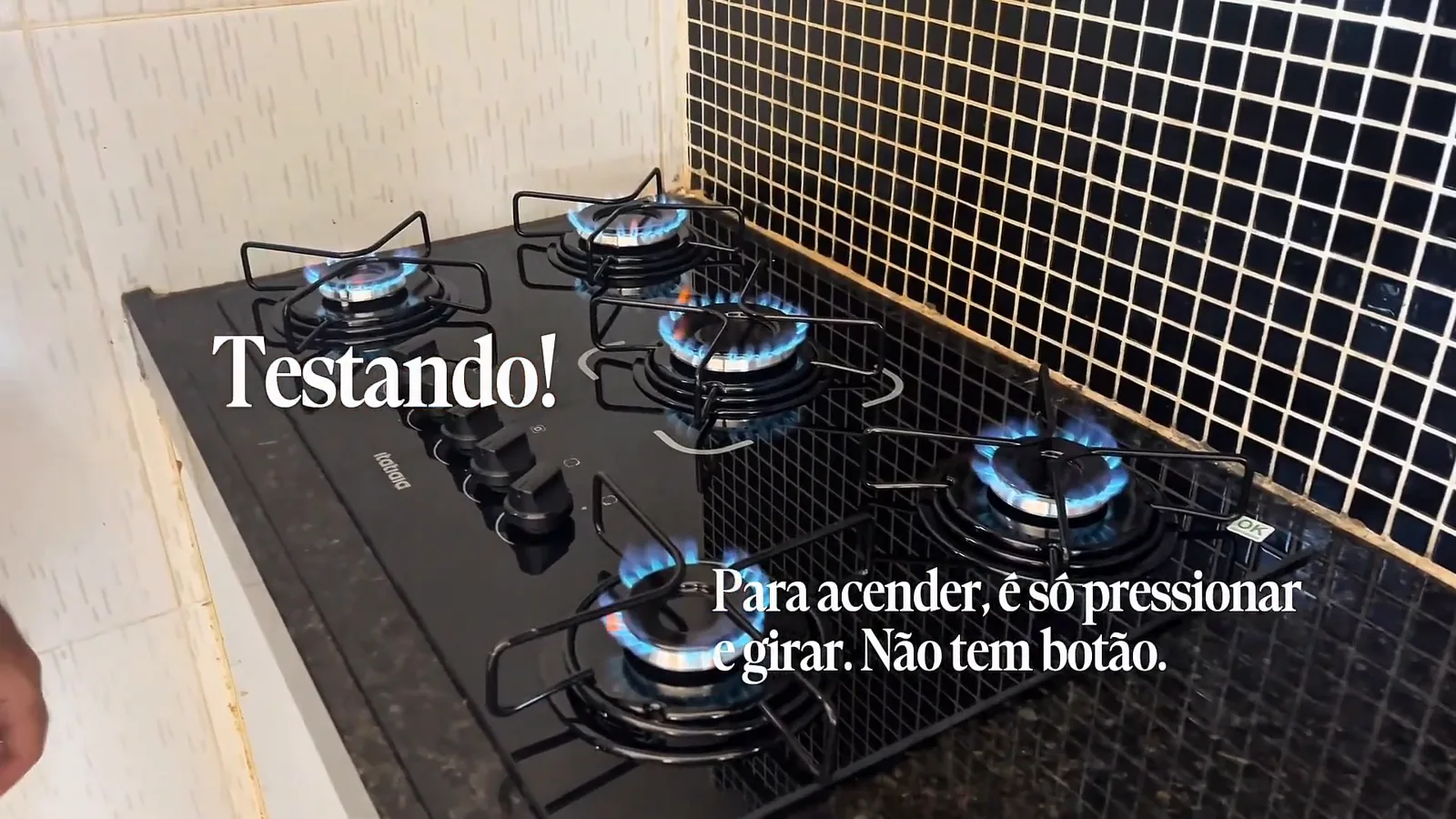 Chamas acesas nos cinco queimadores a gás do cooktop