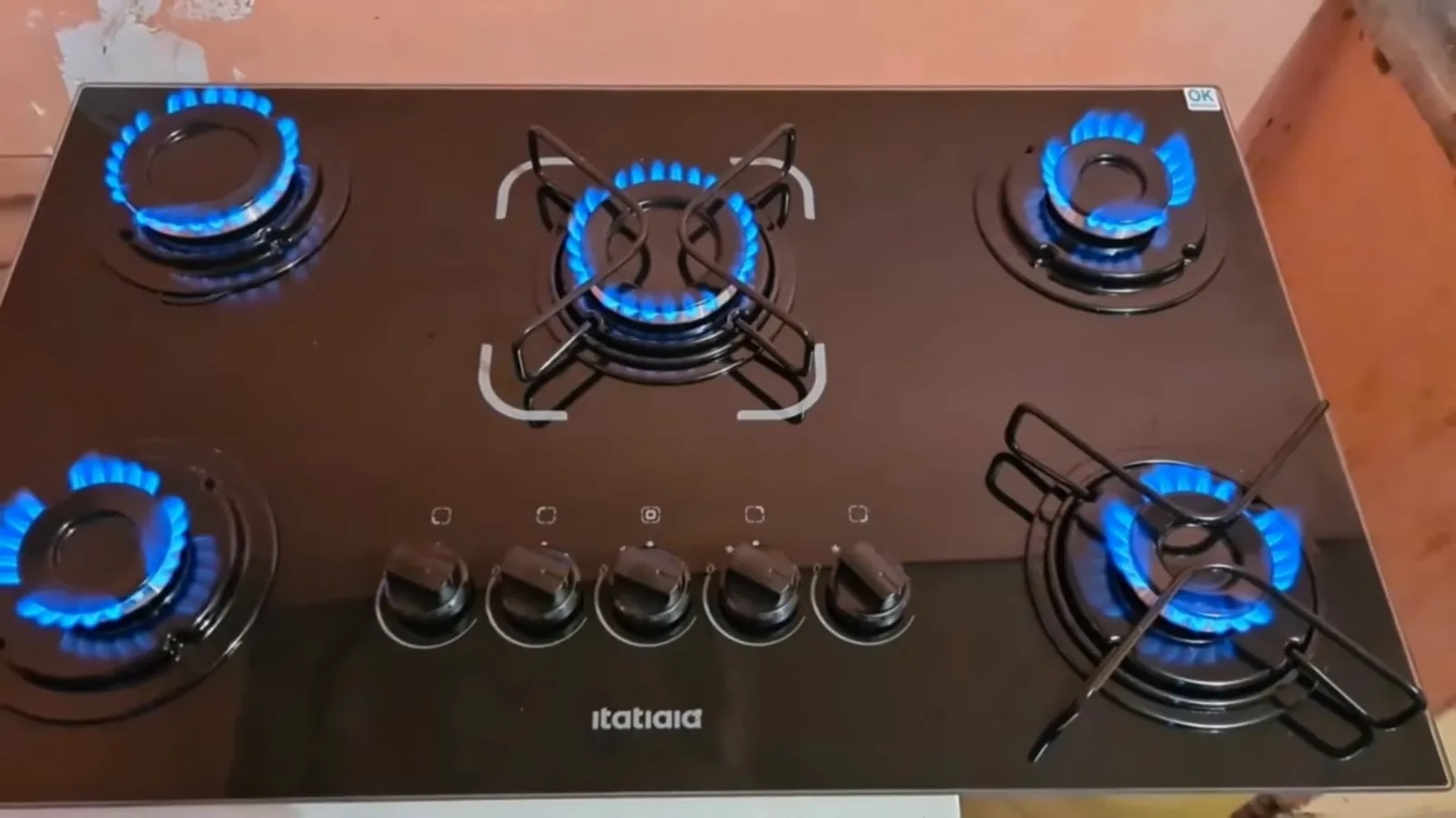 Queimadores acesos com chama azul potente no cooktop Itatiaia
