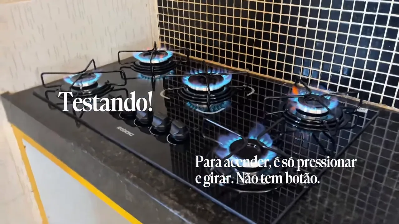 Cinco queimadores do cooktop a gás acesos em funcionamento contínuo