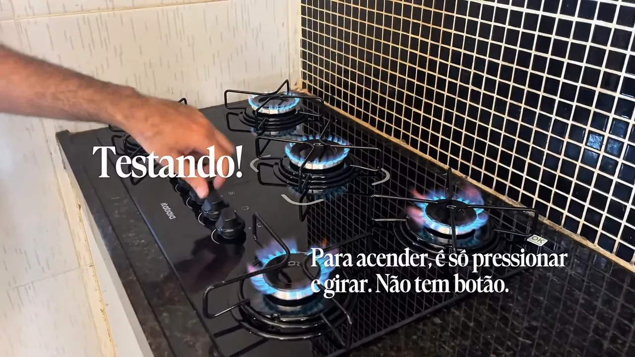 Ajuste da intensidade das chamas nos queimadores acesos do cooktop