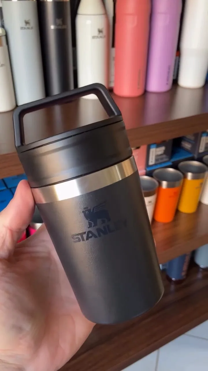 Design ergonômico do copo térmico Stanley Café To Go compacto