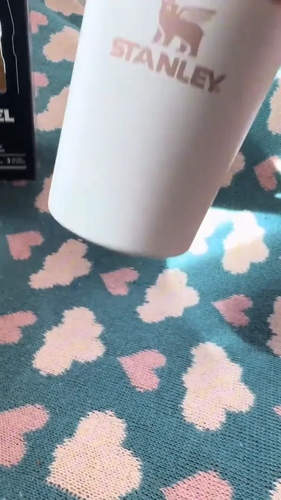 Copo térmico Stanley Café To Go com alça integrada prática