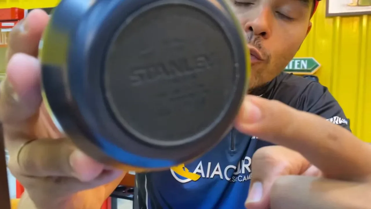 Base emborrachada do copo Stanley Everyday sendo demonstrada em detalhes