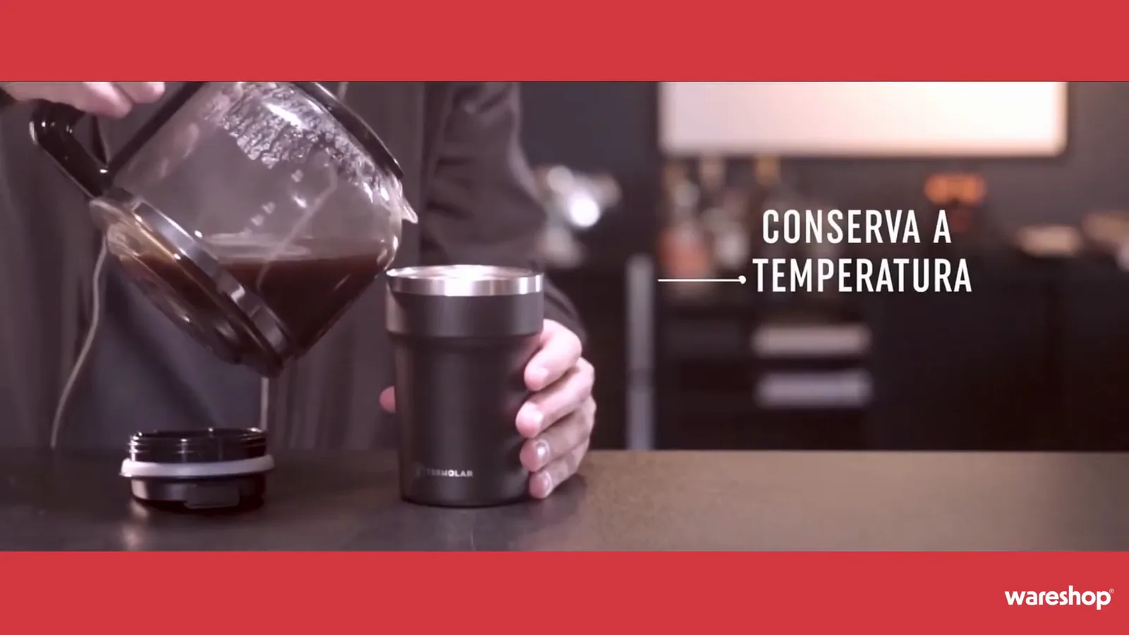 Café sendo servido diretamente no copo térmico Termolar Uniq
