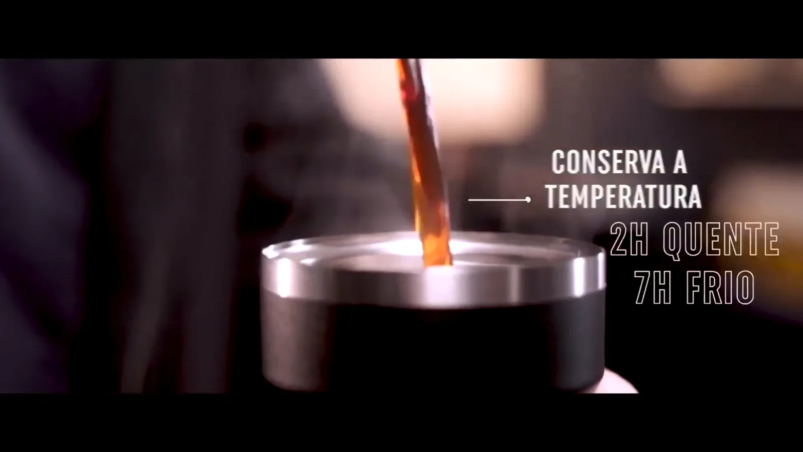 Café quente sendo servido no copo térmico Termolar Uniq