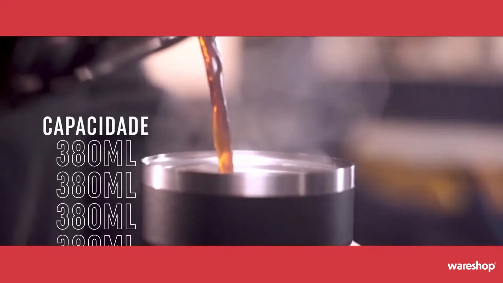 Vapor de café quente despejado no copo térmico Termolar