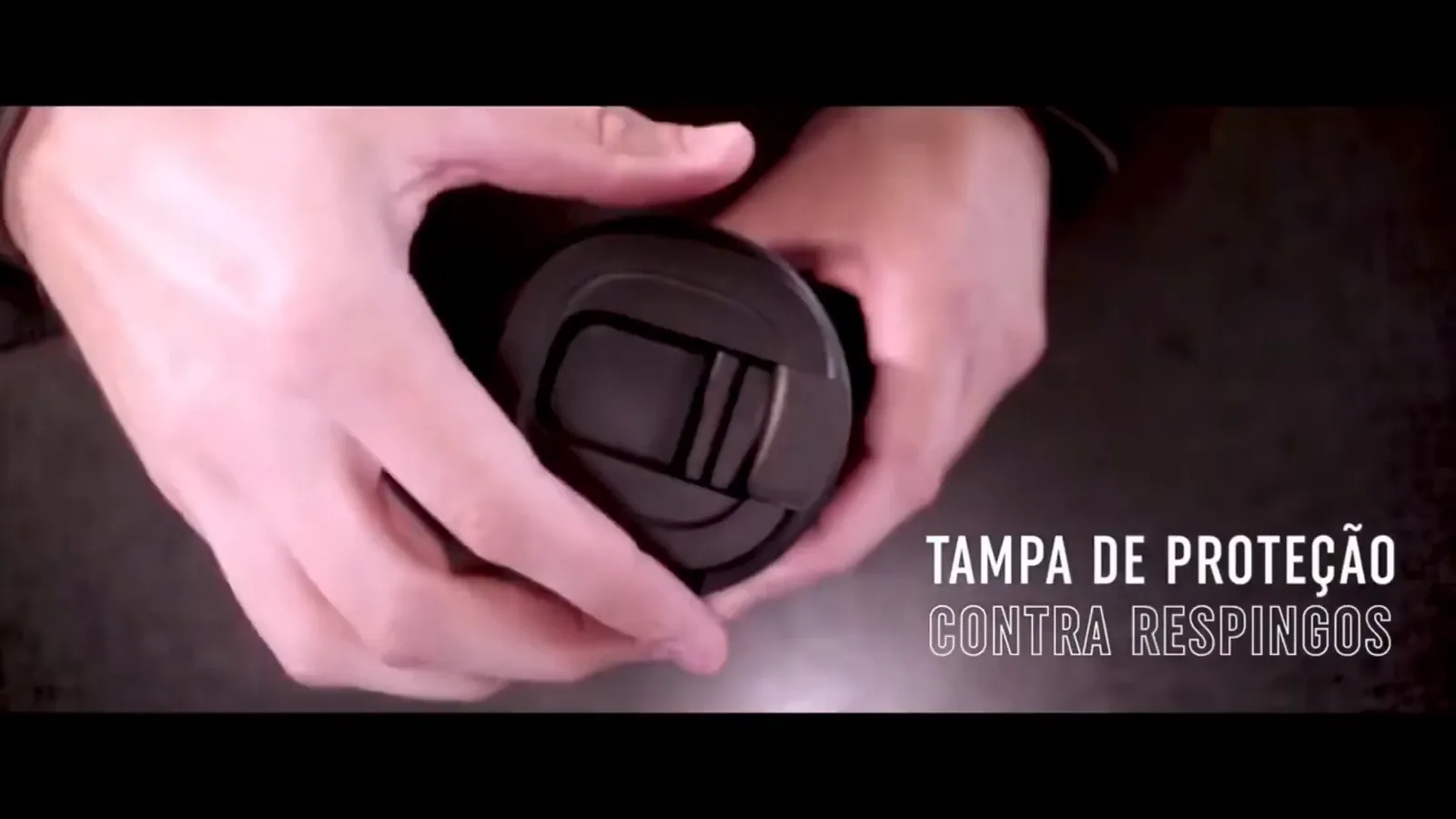 Fechamento da tampa protetora contra respingos do copo térmico