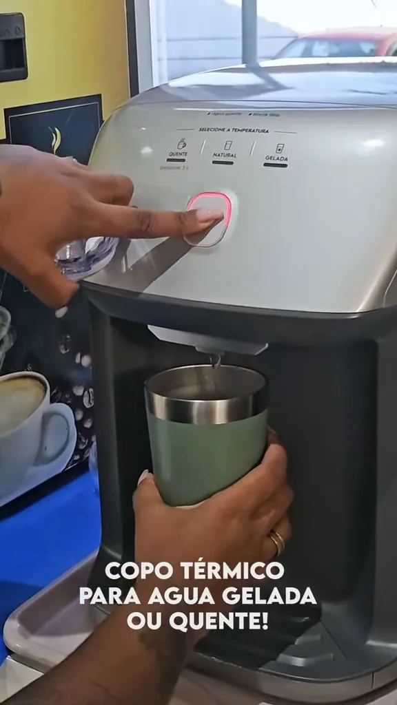 Abastecendo o copo térmico de água e fechando com a tampa