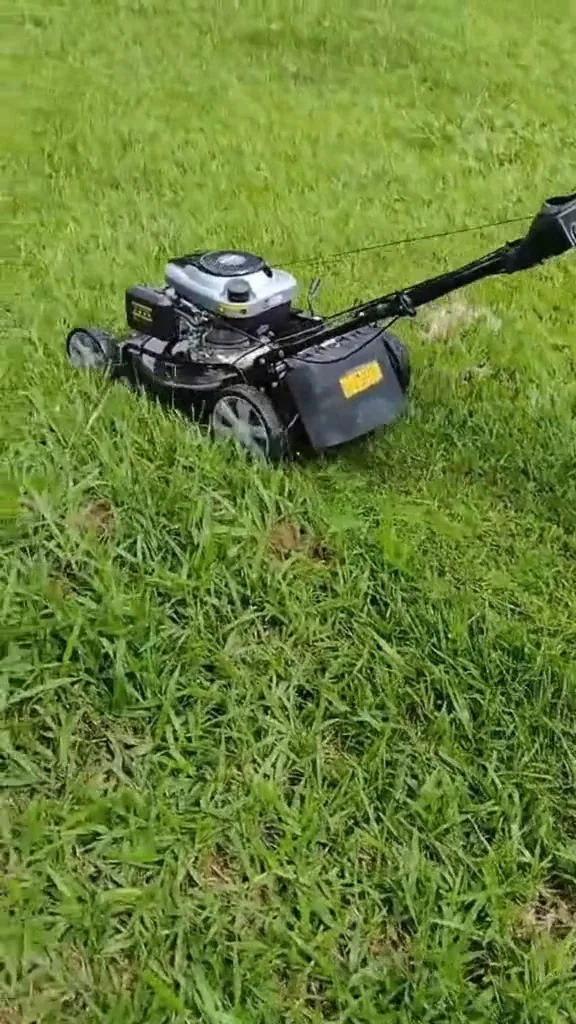 Cortador Toyama TLM530TRMS-65XP cortando grama densa com tração traseira