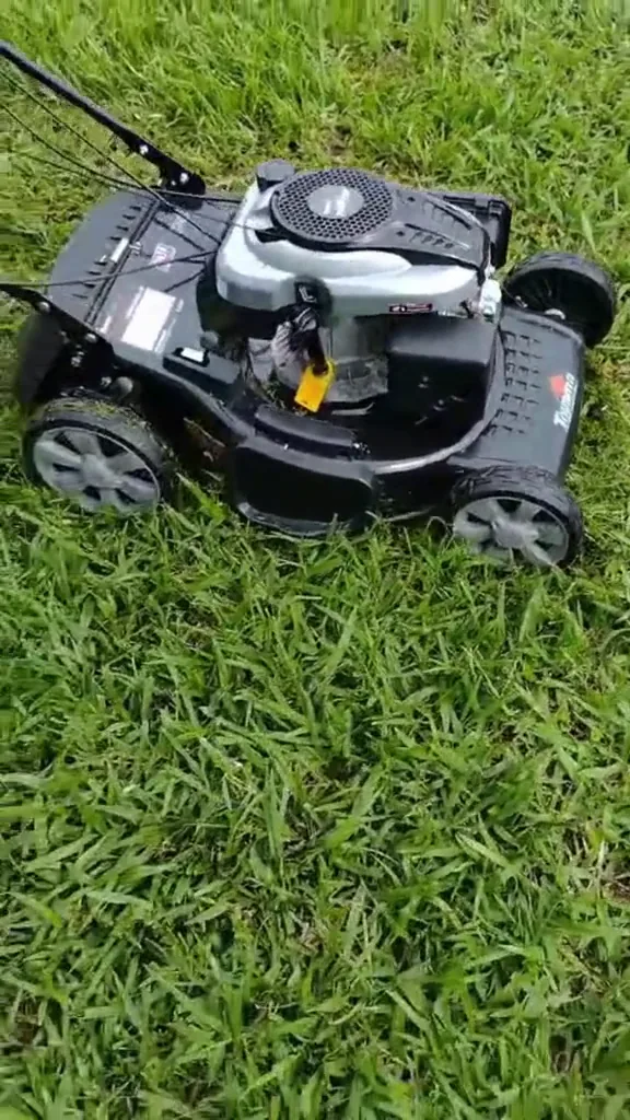 Cortador de grama Toyama com autopropulsão em funcionamento no gramado