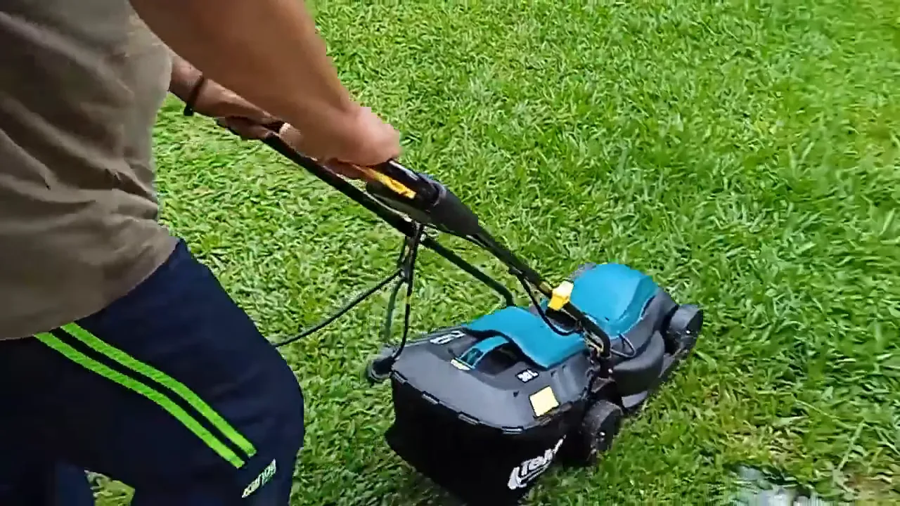Cortador de grama elétrico sendo operado no jardim