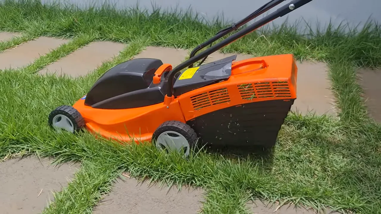 Cortador de grama Tramontina CE35P cortando grama alta em jardim residencial