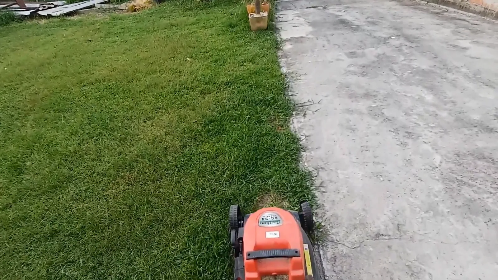 Cortador de grama elétrico Garthen GC-34 cortando gramado residencial