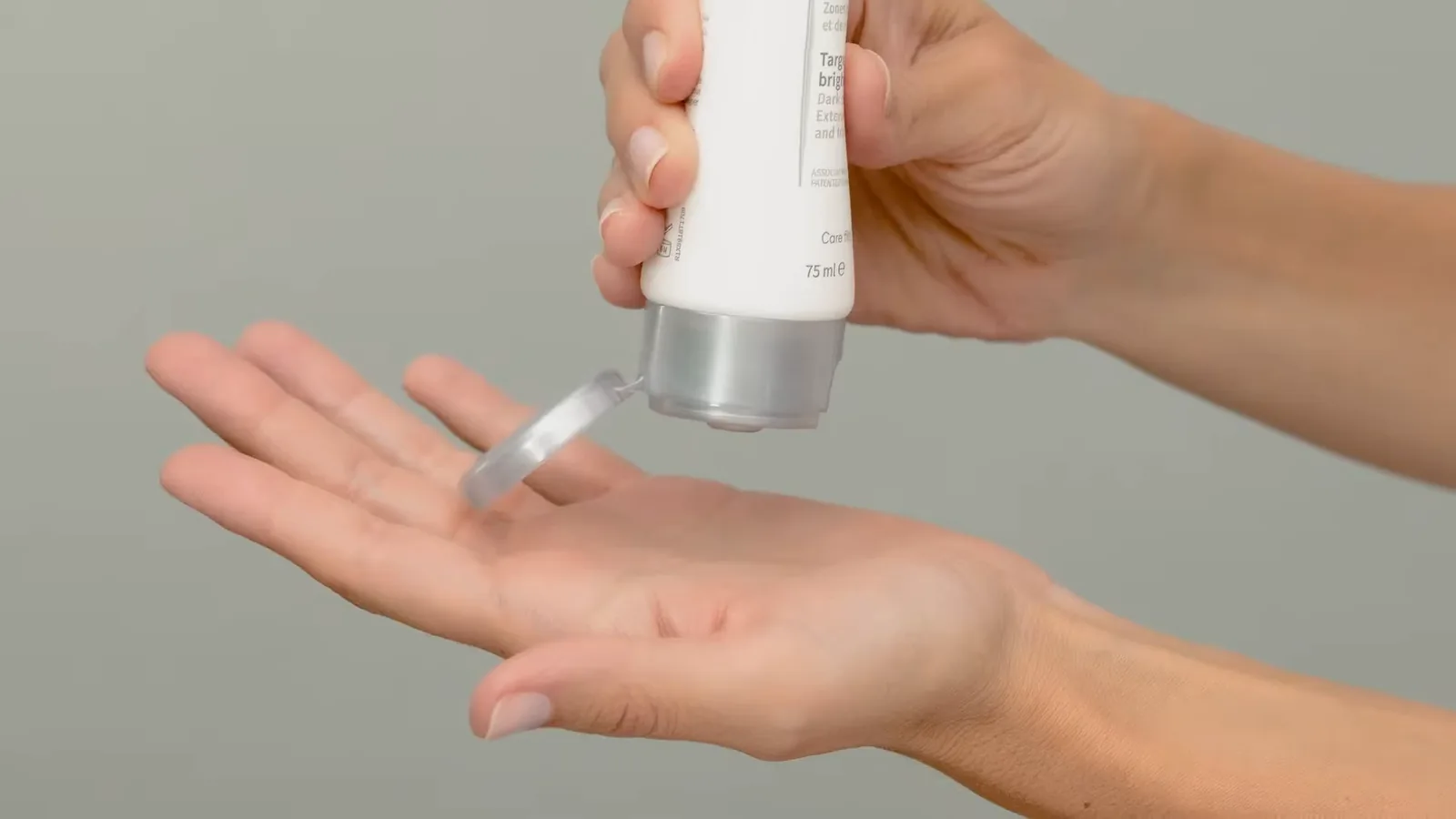 Bisnaga do Bioderma Pigmentbio dosando o creme clareador na mão