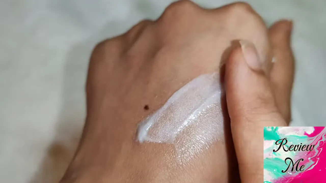 Espalhando o creme clareador para avaliação de absorção rápida
