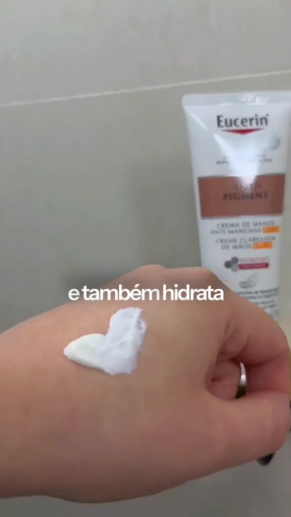 Textura do creme Eucerin Anti-Pigment aplicada sobre o dorso da mão