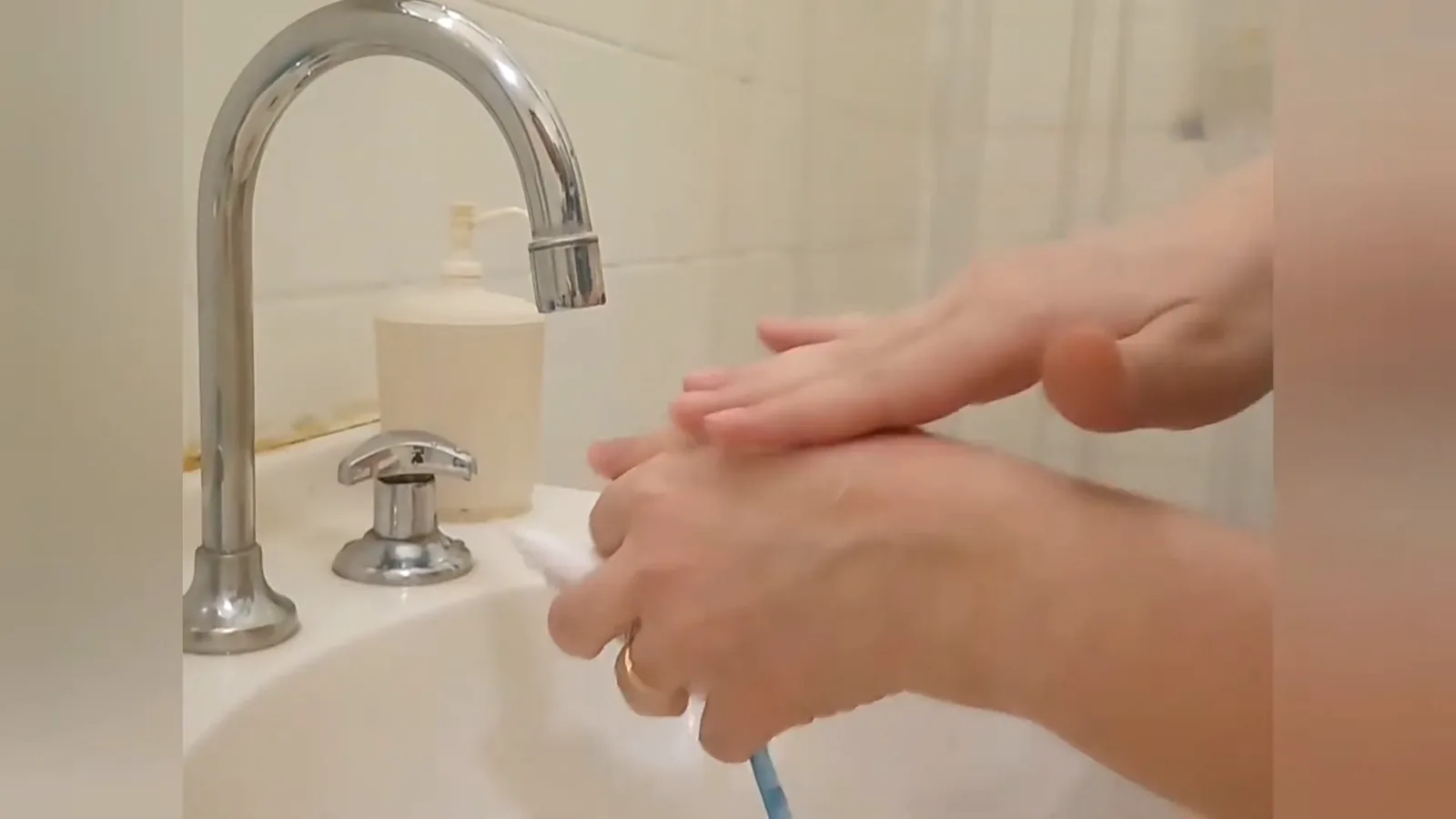 Creme para mãos Bioderma Atoderm sendo absorvido pela pele