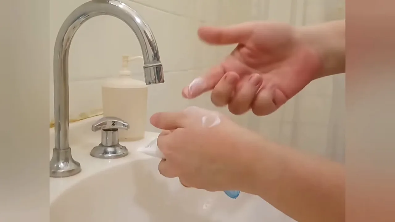 Textura do hidratante Bioderma Atoderm sendo espalhada nas mãos
