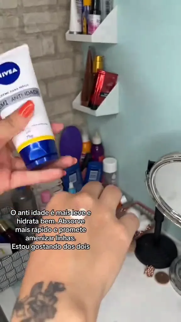Aplicação do creme antissinais Nivea Q10 no dorso da mão