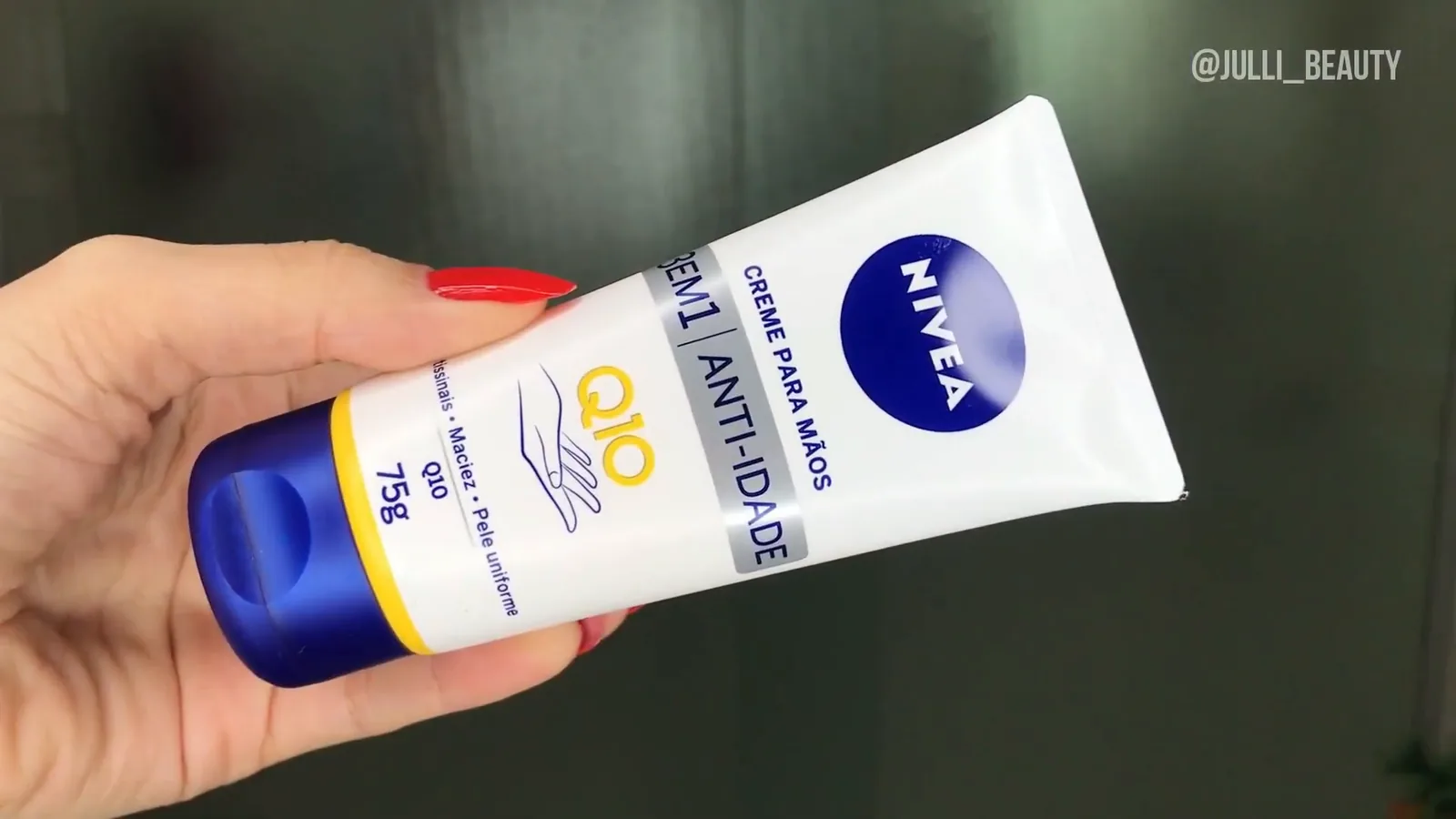 Tubo do creme antissinais Nivea Q10 para as mãos