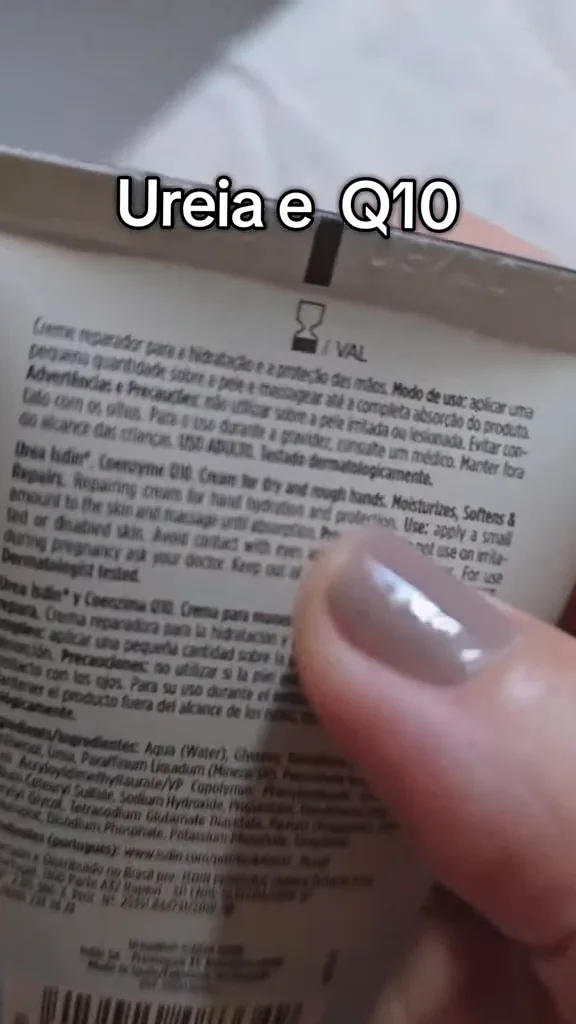 Demonstração da embalagem do creme hidratante ISDIN Ureadin Manos Plus