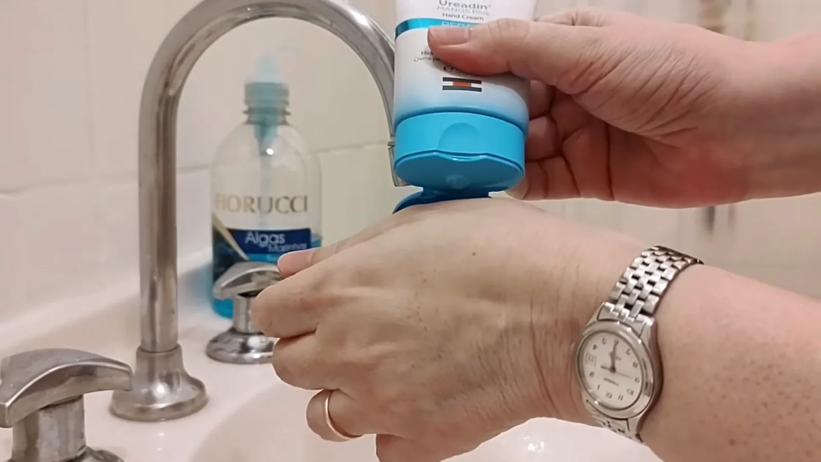 Aplicação do creme hidratante reparador ISDIN Ureadin Manos Plus