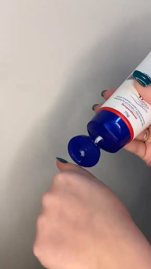 Aplicação do creme Nivea Dexpanthenol diretamente sobre o dorso da mão