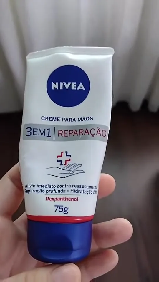 Bisnaga do creme hidratante reparador para mãos Nivea 3 em 1