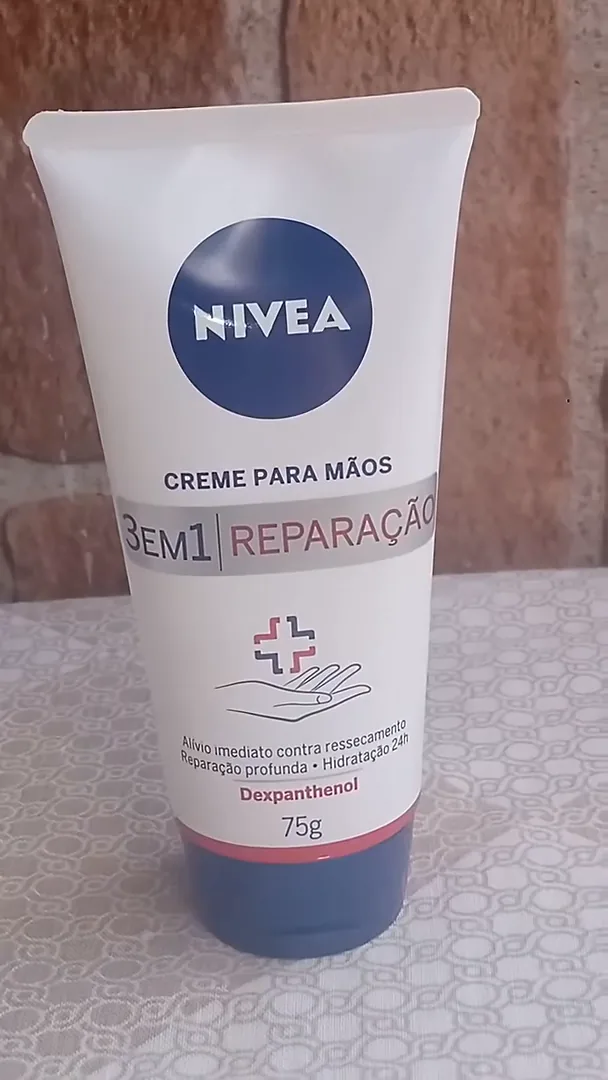 Bisnaga de creme para as mãos Nivea Reparação com Dexpanthenol
