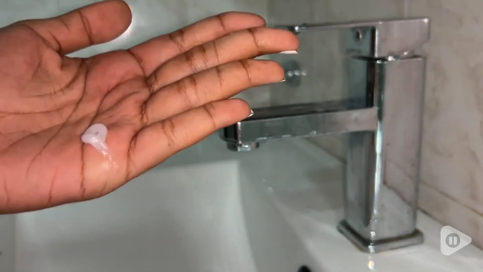 Textura concentrada do creme Cicaplast dosada na palma da mão